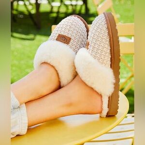 UGG COZY KNIT SLIPPERS Sz.10. PLENTY OF LIFE LEFT! GENDER NEUTRAL. WARM/COMFY.